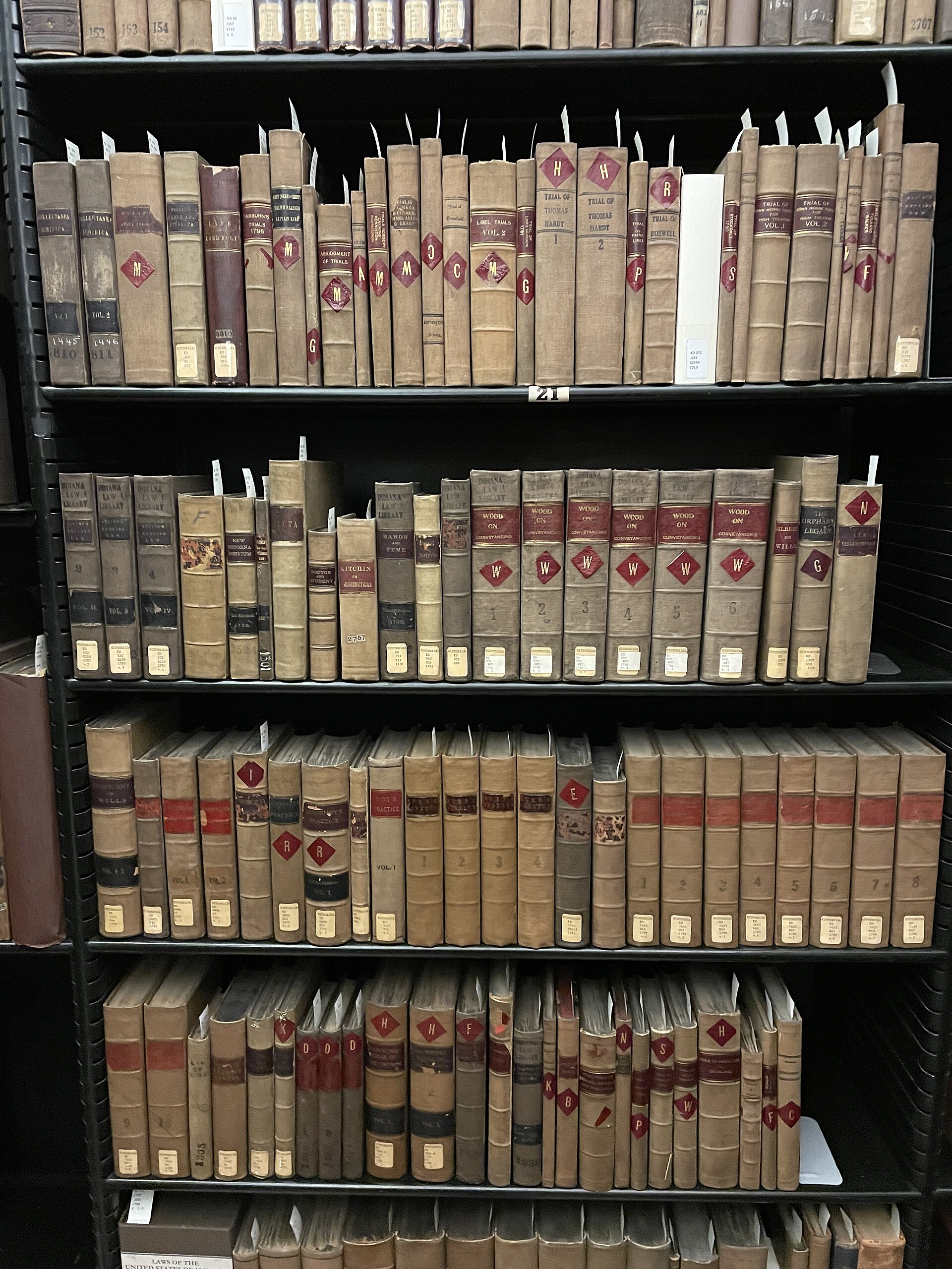 Biblioteca jurídica con estanterías de libros de derecho